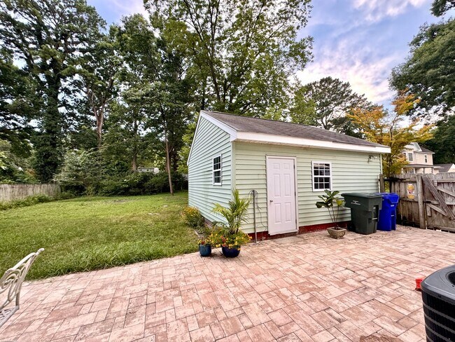 Building Photo - Beautiful 4 bed/3 bath home on large corne...