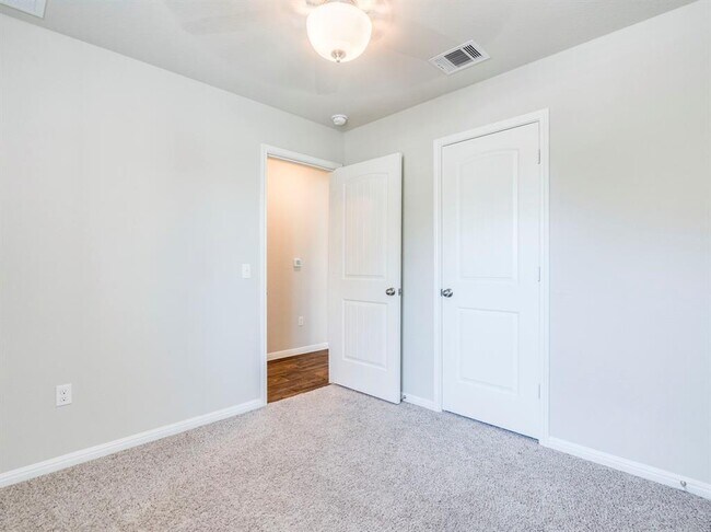 Building Photo - 392 Blue Sage Dr