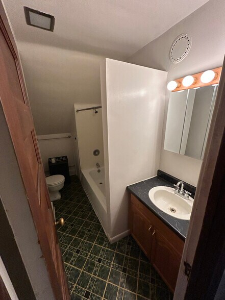 Building Photo - 1381 Union St