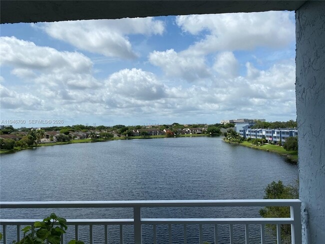 Building Photo - 9375 Fontainebleau Blvd