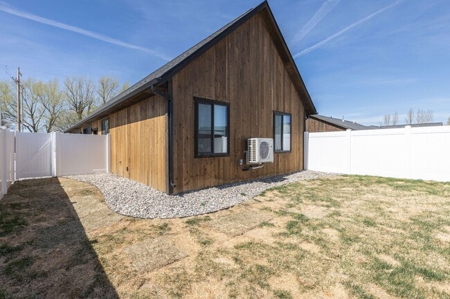 Building Photo - K215LI