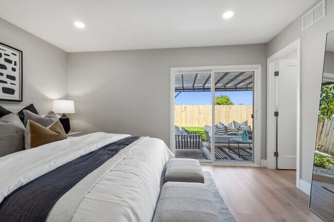 Building Photo - Beautifully Renovated 3 Bed/2 Bath Home in...