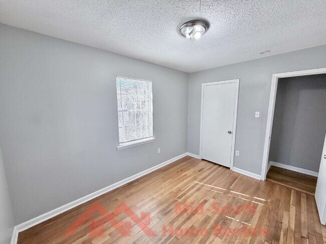 Building Photo - 2054 Benford St