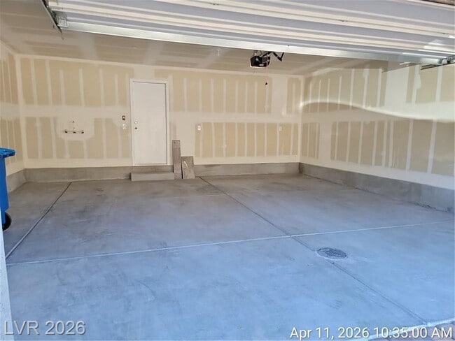 Building Photo - Spacious Henderson Townhome with Balconies and Resort Amenities