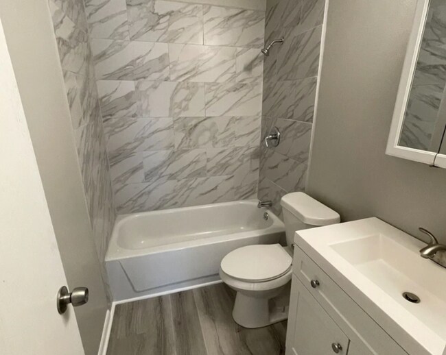 Building Photo - 516 Splitlog Ave