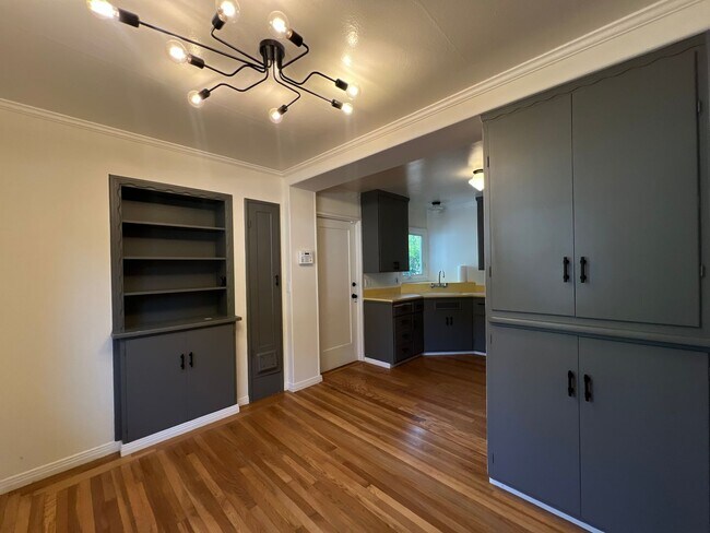 Building Photo - 2 Bedroom/1 Bath Available in Oakland!