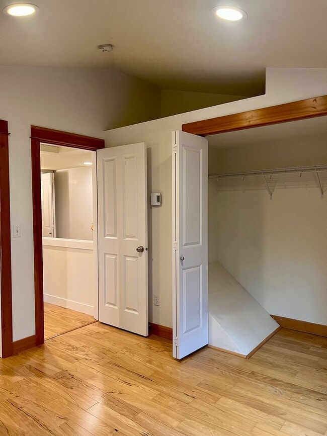 Building Photo - Available 1/1! Cozy townhouse in the Mt Ba...