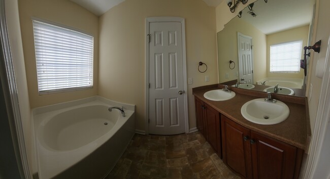 Building Photo - 313 S Bridgeport Dr