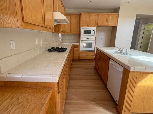 Building Photo - Large beautiful home, new paint. Bedroom a...
