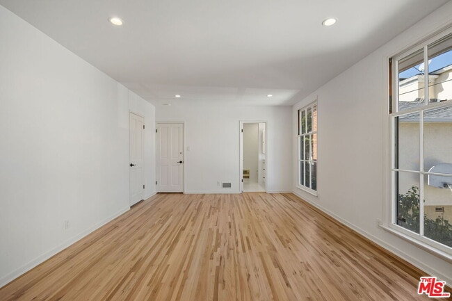 Building Photo - 450 Smithwood Dr