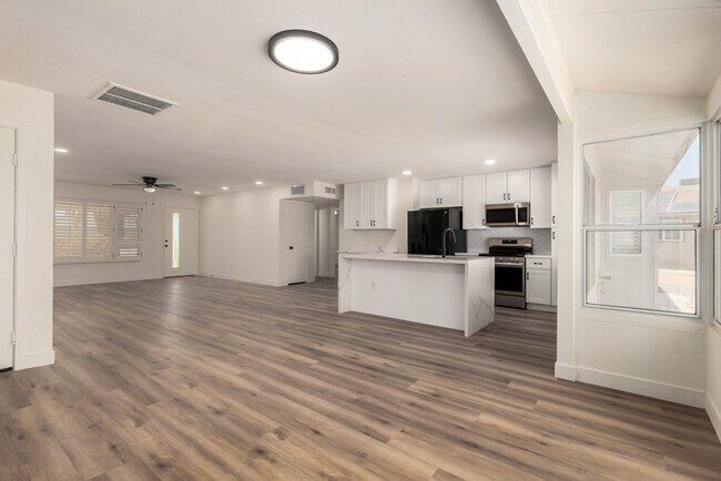 Building Photo - 17615 N Whispering Oaks Dr