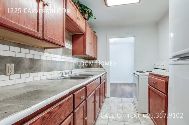 Building Photo - 1225 Carverdale Dr