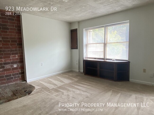 Building Photo - 923 Meadowlark Dr