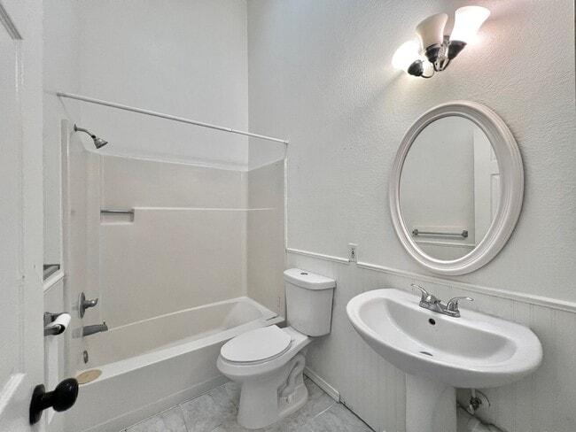 Building Photo - Apartment for Rent