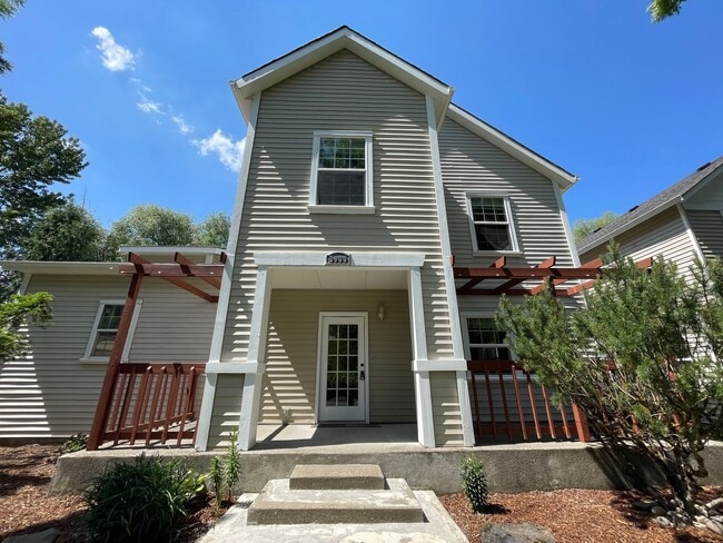 Building Photo - SE Home 3Bd/2.5Ba Home Close to the Willamette River off McLoughlin Blvd. 2 Car Garage and Washer...