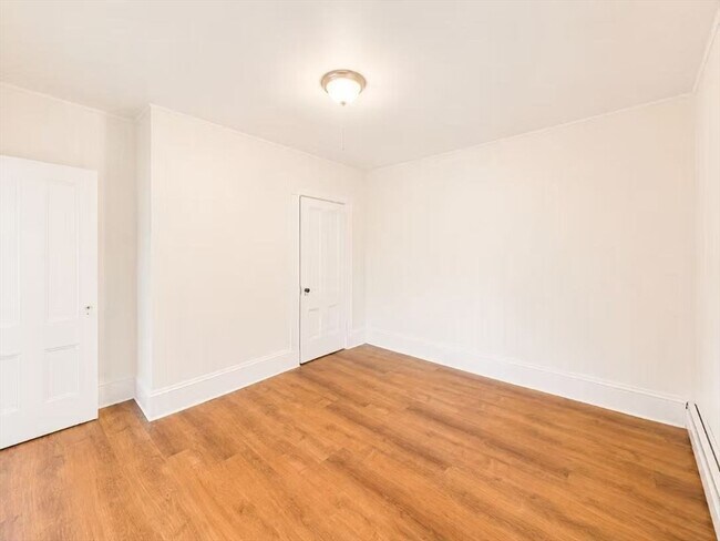 Building Photo - 152 Spruce St