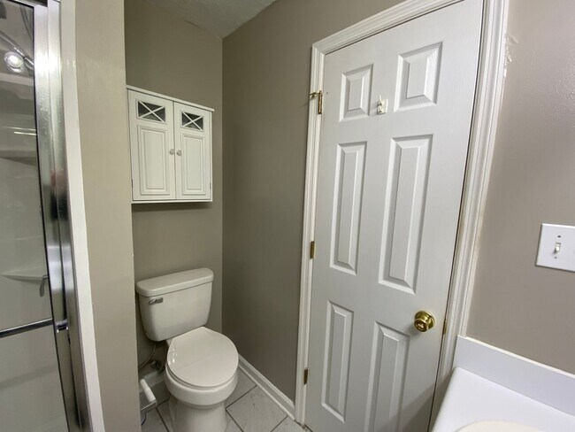 Building Photo - 2 Bedroom, 2 Bath End Unit Townhome in Bro...