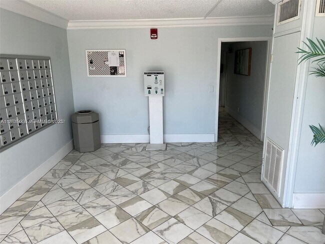 Building Photo - 2000 NE 135th St