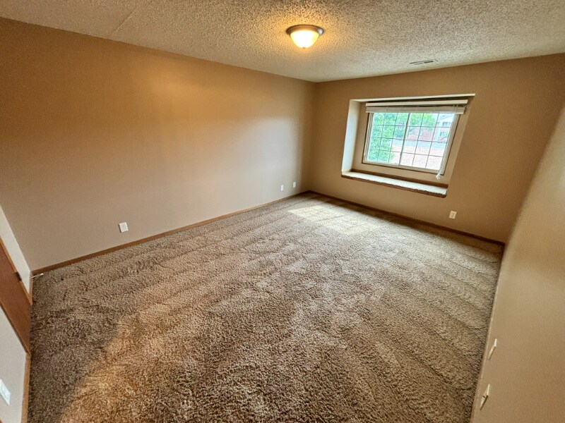 Building Photo - 5010 Emerald Dr