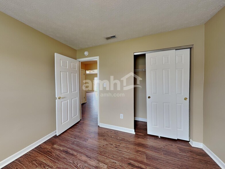 Building Photo - 18 Lasalle Ct