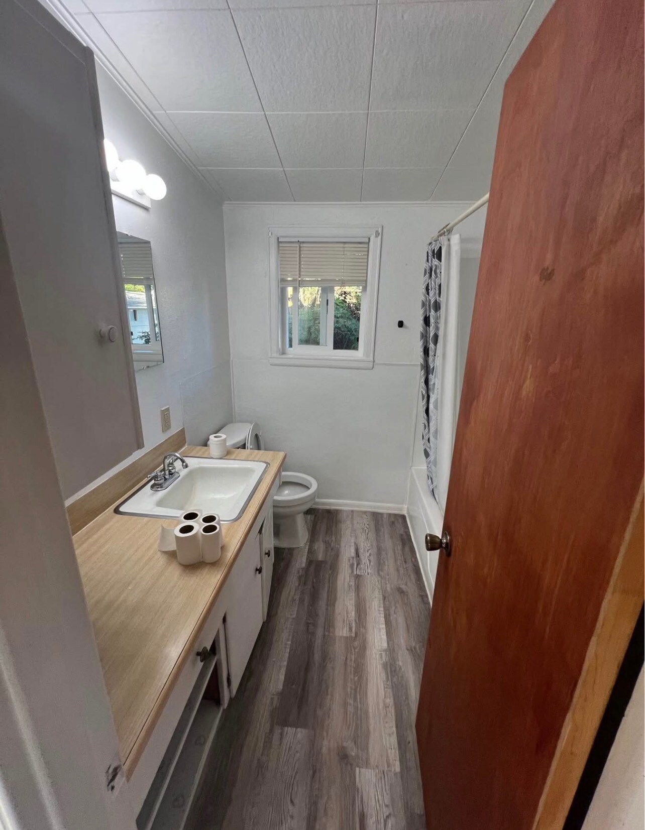 Bathroom - 414 E Broadway St