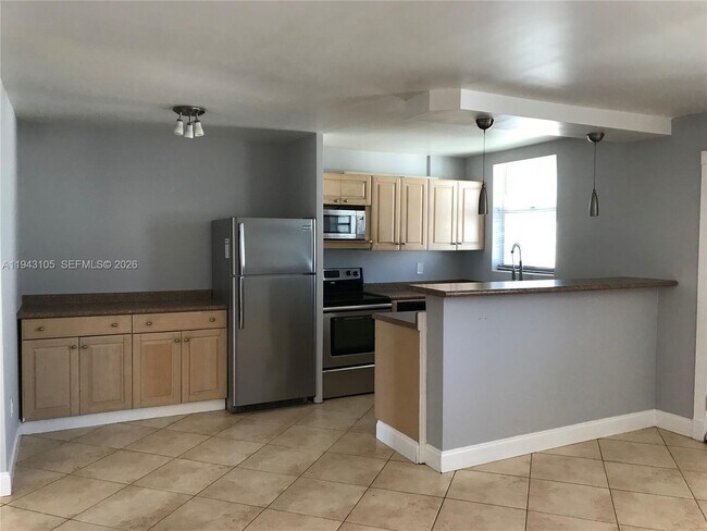 Building Photo - 1801 S Treasure Dr