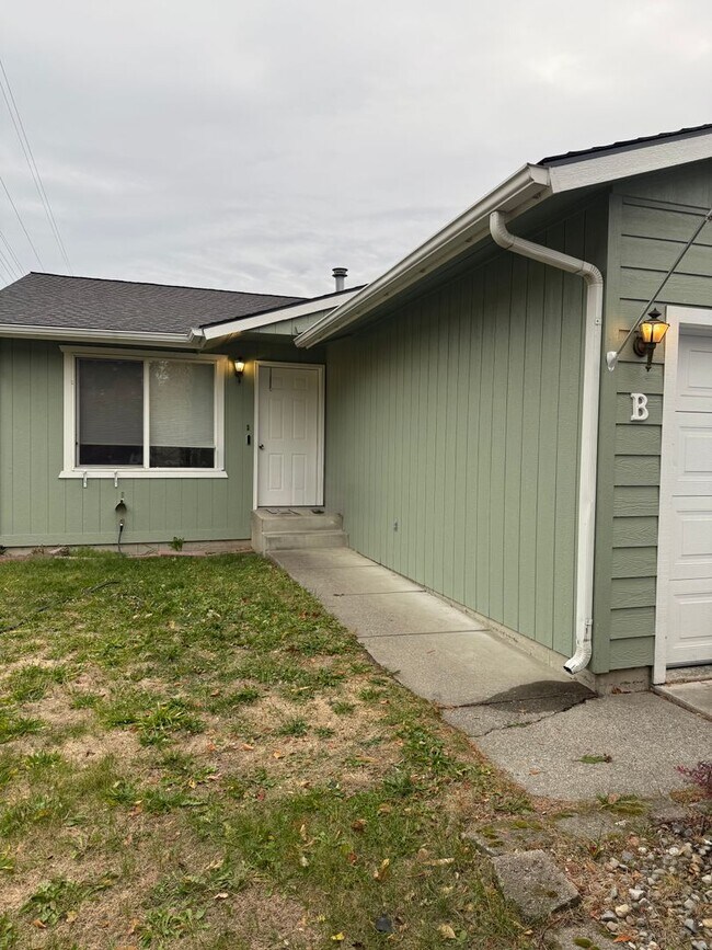 Building Photo - 2 bed 1 bath Duplex (corner lot)