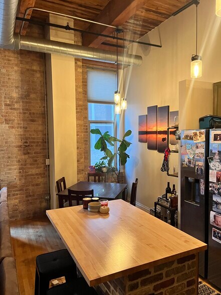 Building Photo - 1500 W Monroe St