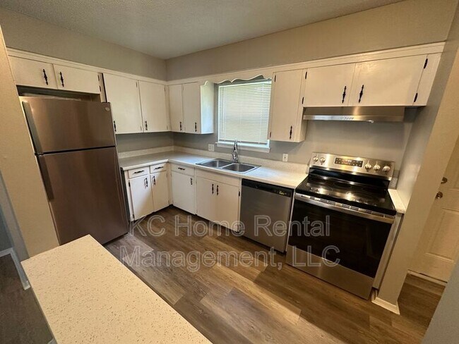 Building Photo - 222 N Oak Dr