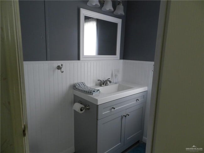 Building Photo - 17 Amy St