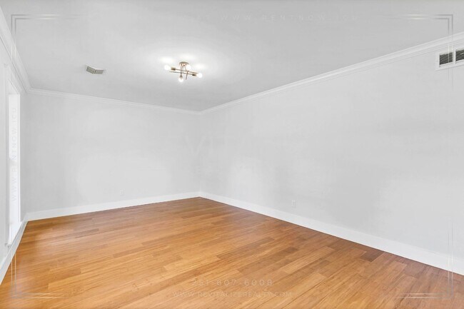 Building Photo - Newly Renovated 3 Bed / 2.5 Bath with Doub...