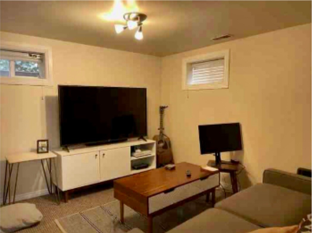 Building Photo - 1140 E 100 S