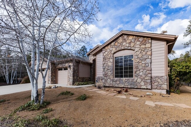 Building Photo - 4 Bedroom, 2 Bathroom Home in Timber Ridge