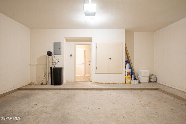 Building Photo - 14501 Meadow Lawn