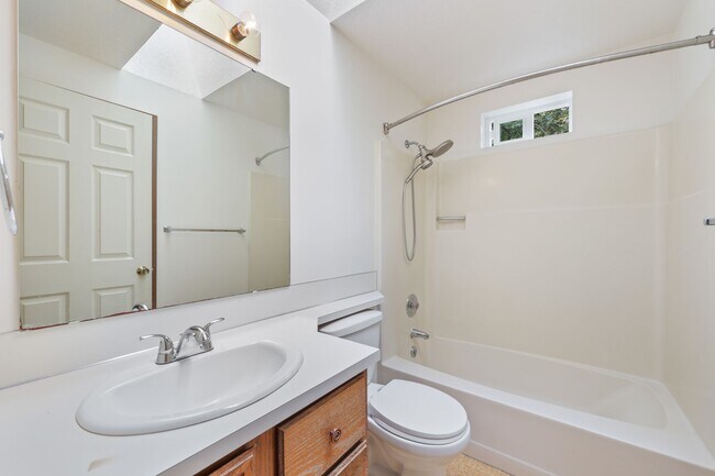 Building Photo - MOVE IN READY! Tumwater rambler 2 beds plus den 1.5 baths. No Pets.