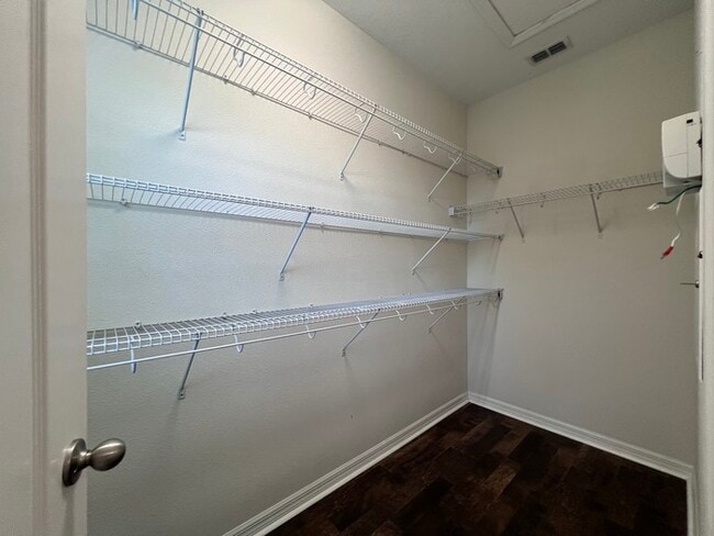 Building Photo - Gorgeous 3 bedroom, 2½ bath, 2 STORY townhome