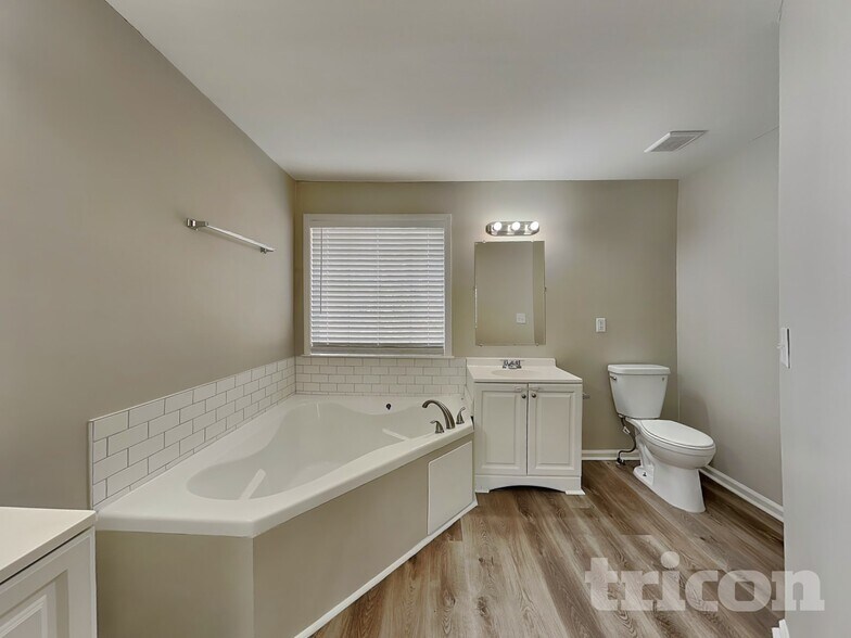 Building Photo - 1016 Forest Glen