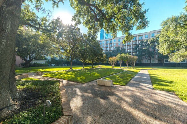 Building Photo - 2701 Westheimer Rd