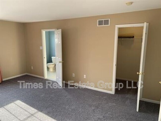 Building Photo - 436 W 5th Ave