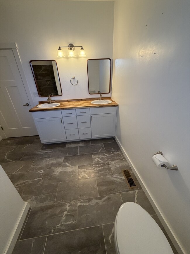 Building Photo - 4280 NE Alexander Way