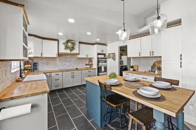 Building Photo - Modern Comfort Meets Charm – Beautifully U...