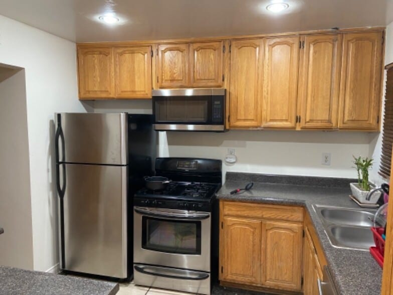 Building Photo - 10331 Lindley Ave