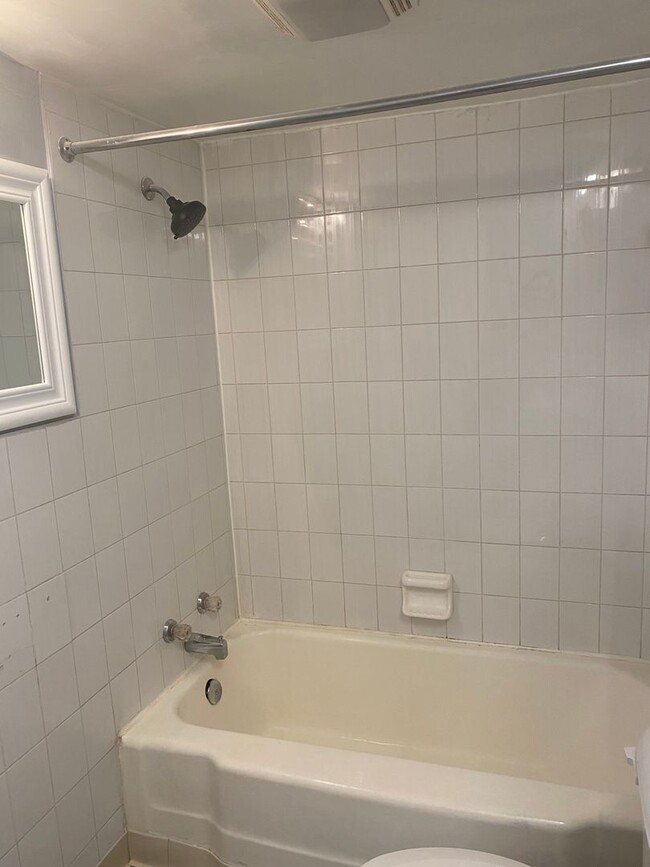 Building Photo - Cozy Single Bungalow right in the Wedge! A...