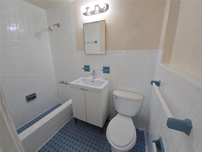 Building Photo - 1942 Monroe St