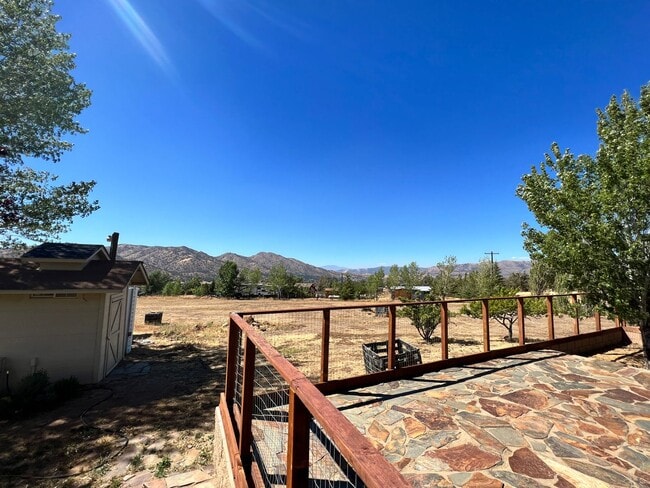 Building Photo - BEAUTIFUL Mountain Home