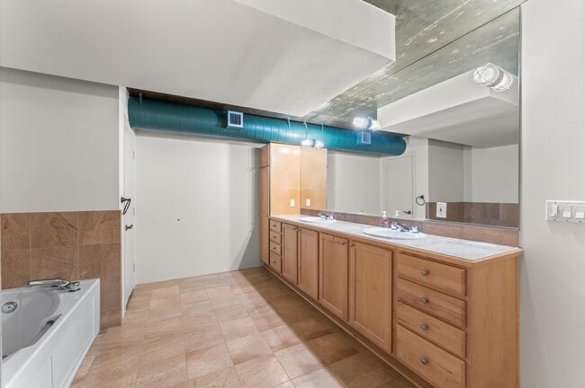 Building Photo - 1005 S Shepherd Dr