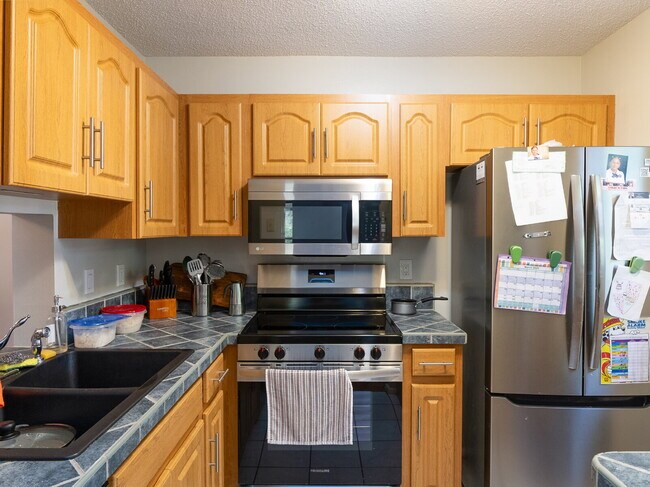 Building Photo - "Discover Serenity: Spacious 2-Bed, 2-Bath Condo in Vibrant Sarasota!"