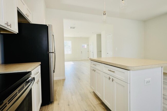 Building Photo - 811 S Cameron St