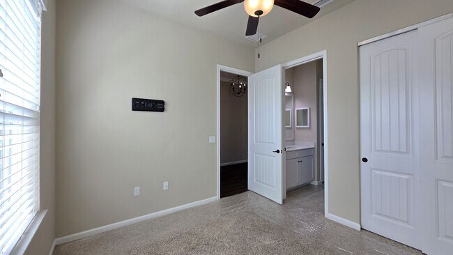 Building Photo - FOR RENT 4 BEDROOM 3 BATHROOM HOME