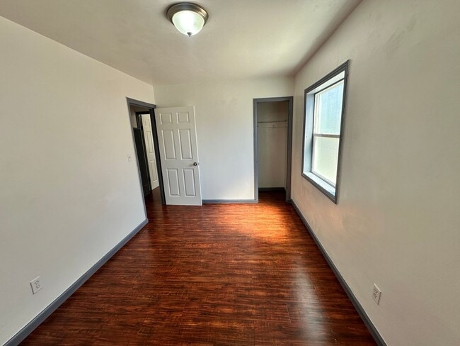 Building Photo - 3 Bedrooms 1  Bathroom  House In a Quiet A...